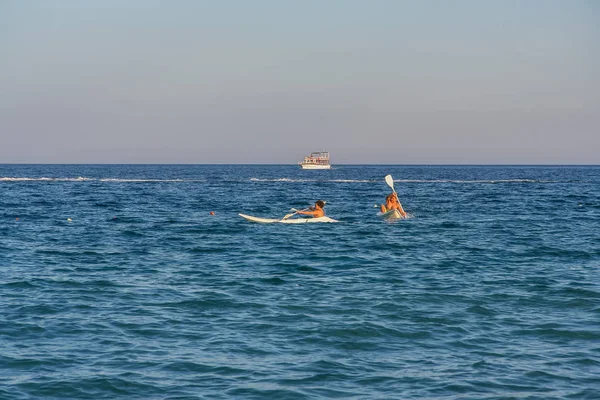 Туристы на байдарках плавают по Средиземному морю — стоковое фото