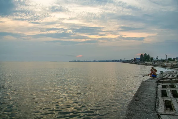 'S avonds aan de kust van de baai van Berdyansk — Stockfoto