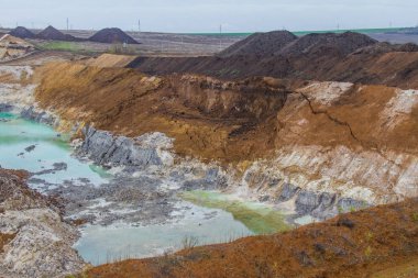 Bir güçlü Kaptan Ekskavatör bir kil ocağında çalışıyor