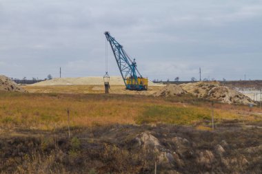 Bir güçlü Kaptan Ekskavatör bir kil ocağında çalışıyor