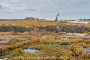 Bir güçlü Kaptan Ekskavatör bir kil ocağında çalışıyor