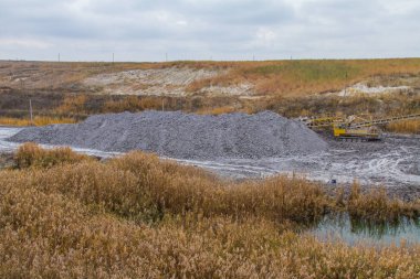 Bir güçlü Kaptan Ekskavatör bir kil ocağında çalışıyor