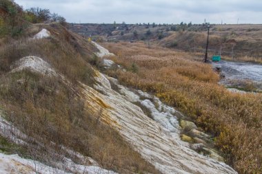 Bir güçlü Kaptan Ekskavatör bir kil ocağında çalışıyor