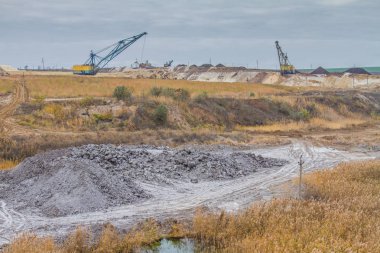 Bir güçlü Kaptan Ekskavatör bir kil ocağında çalışıyor