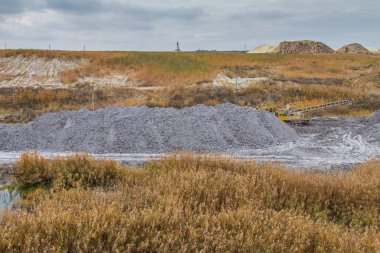 Bir güçlü Kaptan Ekskavatör bir kil ocağında çalışıyor