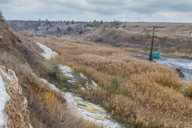 Bir güçlü Kaptan Ekskavatör bir kil ocağında çalışıyor