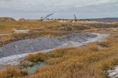 Bir güçlü Kaptan Ekskavatör bir kil ocağında çalışıyor