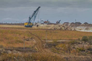 Bir güçlü Kaptan Ekskavatör bir kil ocağında çalışıyor