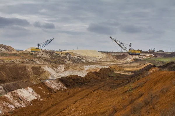 A powerful dragline excavator works in a clay quarry — Stock Photo, Image