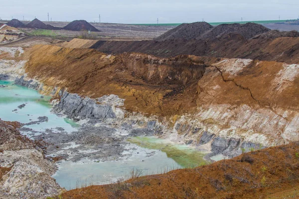 Bir güçlü Kaptan Ekskavatör bir kil ocağında çalışıyor