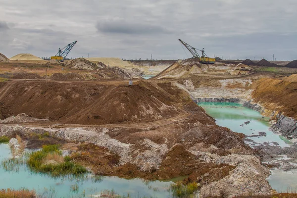 A powerful dragline excavator works in a clay quarry — Stock Photo, Image