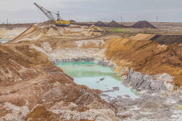 A powerful dragline excavator works in a clay quarry — Stock Photo, Image