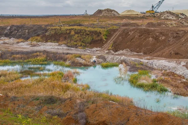 Bir güçlü Kaptan Ekskavatör bir kil ocağında çalışıyor