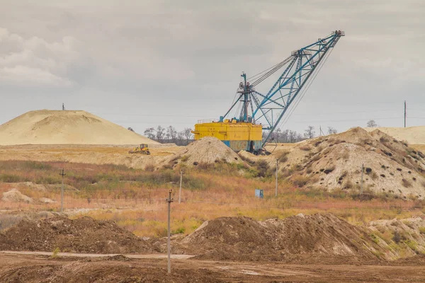 Bir güçlü Kaptan Ekskavatör bir kil ocağında çalışıyor