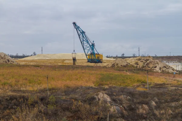 Bir güçlü Kaptan Ekskavatör bir kil ocağında çalışıyor