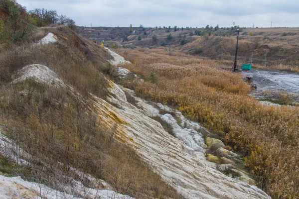 Bir güçlü Kaptan Ekskavatör bir kil ocağında çalışıyor