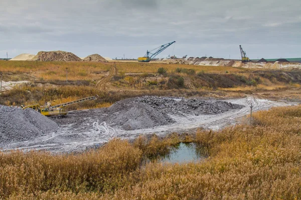 Bir güçlü Kaptan Ekskavatör bir kil ocağında çalışıyor