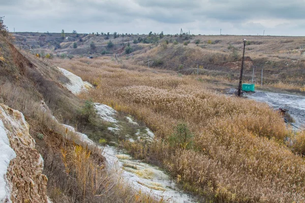 Bir güçlü Kaptan Ekskavatör bir kil ocağında çalışıyor