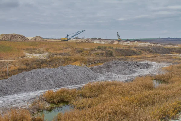 Bir güçlü Kaptan Ekskavatör bir kil ocağında çalışıyor