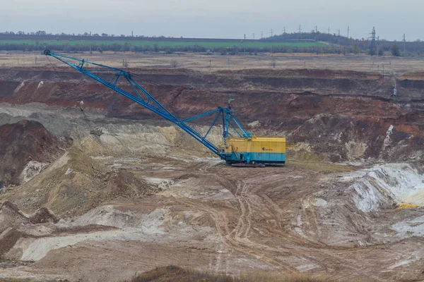 A powerful dragline excavator works in a clay quarry — Stock Photo, Image