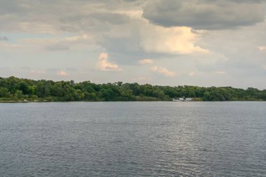 Khortytsya Adası'nın kayalık kıyılarında 