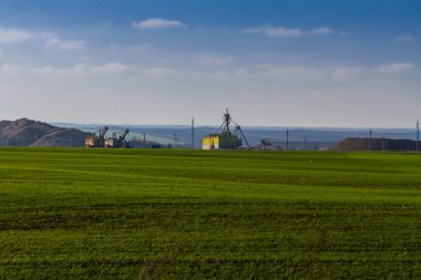 Yalnız bir ekskavatör yakınında Zaporozhye regont kaolin ocağında bozkır içinde. Ukrayna. Ocak 2018
