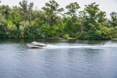 Khortytsya Adası'nın kayalık kıyılarında 