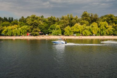 Khortytsya Adası'nın kayalık kıyılarında 