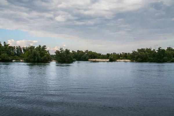 Felsigen Küsten der Insel Khortyzya — Stockfoto