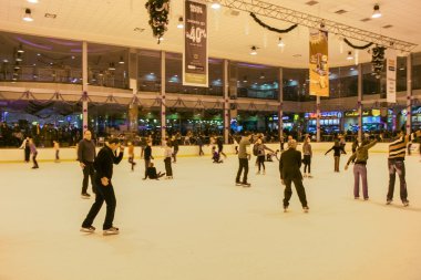 Alışveriş ve eğlence merkezinde buz pateni pisti