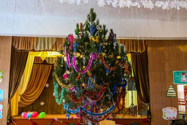 Yeni yıl Noel ağacı lisede dekore edilmiştir.