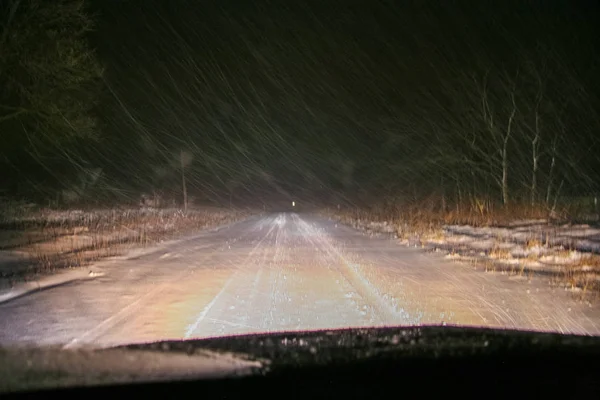 Karla kaplı gece yolu — Stok fotoğraf