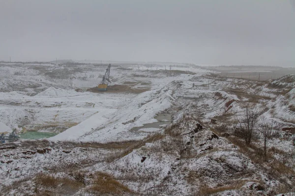 Cantera de arcilla de invierno cubierta de nieve — Foto de Stock