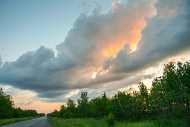 günbatımı üzerinde Tavri bozkır Sebze bahçelerinde