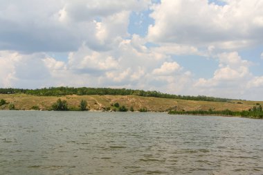 İnsan yapımı su birikintisi içinde eski bir taş ocağı