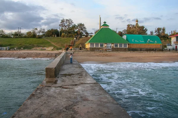 Volnorez op het strand in het dorp van Primorski — Stockfoto