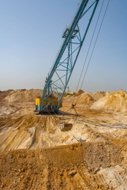 Bir kılavuz ipi kazıcısı kum üretir.