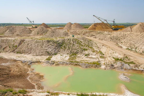 A dragline walking excavator produces sand — Stock Photo, Image