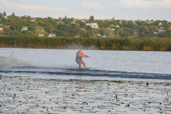 Чоловік - водяний на річці Кушугум. — стокове фото