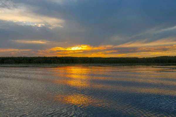 Hermosa puesta de sol en las llanuras inundables de Kushugum — Foto de Stock