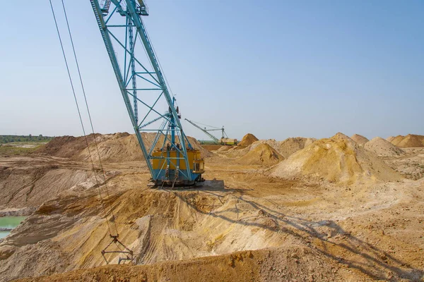 A dragline walking excavator produces sand — Stock Photo, Image