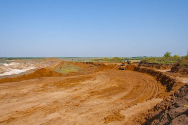 bir kaolin ocağında aşırı yük madenciliği