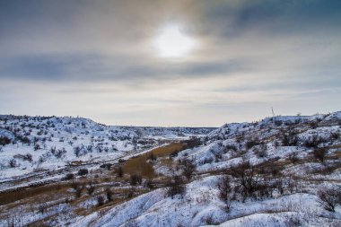 Karlı bir taş ocağında kış günü. Zaporizhya bölgesi, Ukrayna. Ocak 2015