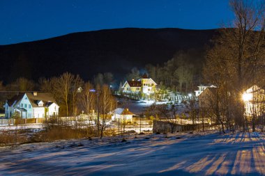 Karpatya dağlarındaki karla kaplı muhteşem dağ köyü. Transcarpathian bölgesi, Ukrayna. Şubat 2016