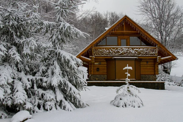 Maison Conte Fées Bois Dans Une Forêt Enneigée Hiver Montagnes — Photo