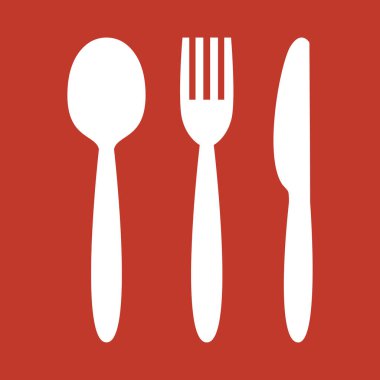 Bıçak, çatal ve kaşık kırmızı zemin üzerine.