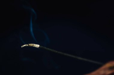 Siyah duman ile yanan tütsü