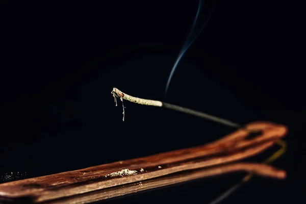 Quemando incienso con humo aislado sobre negro — Foto de Stock