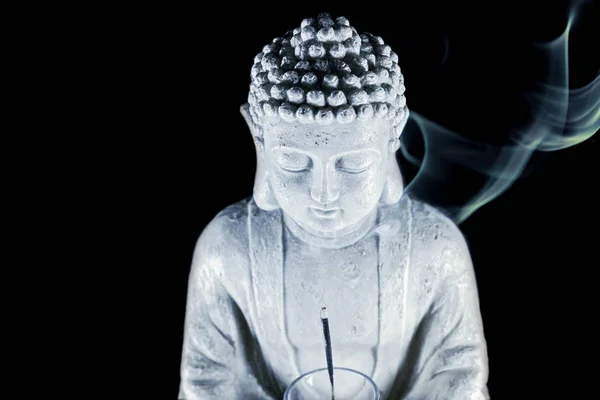 Statua di Buddha nel fumo dell'incenso sul nero — Foto Stock