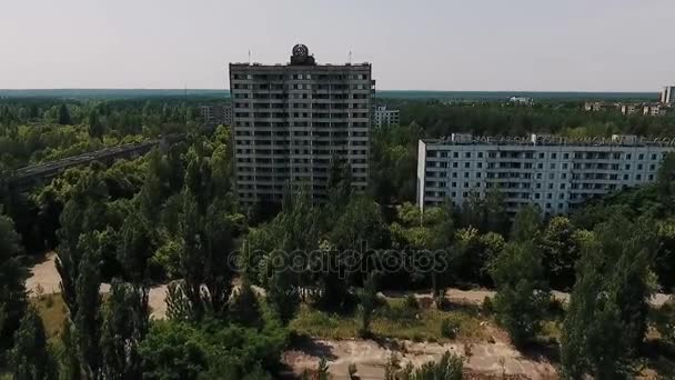 Εγκαταλειφθεί πολυόροφου κτιρίου με το σοβιετικό οικόσημο στην πρόσοψη στην νεκρή πόλη της Pripyat. Πόλη φάντασμα στη ζώνη του Τσέρνομπιλ. — Αρχείο Βίντεο